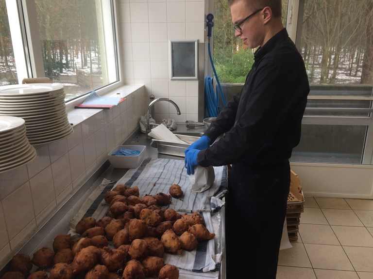 Oliebollen bakken