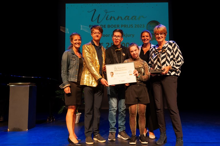 Winnaars van de Pier de Boer prijs namens Parc Spelderholt op het podium bij de prijsuitreiking