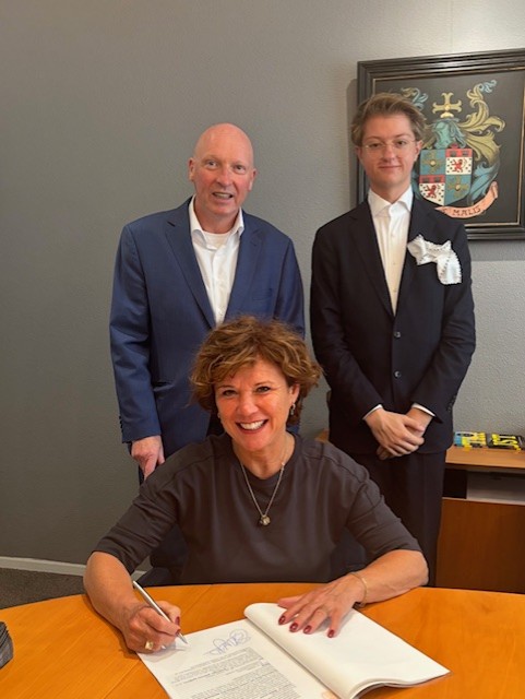 Foto 1 ondertekening stichting Parc Spelderholt.jpg